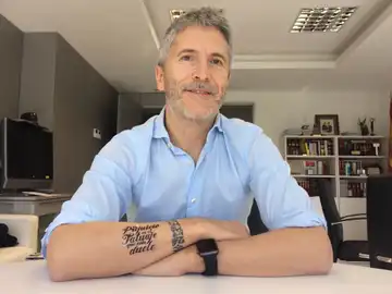 Grande-Marlaska luciendo un tatuaje falso junto al suyo real Grande-Marlaska luciendo un tatuaje falso junto al suyo real
