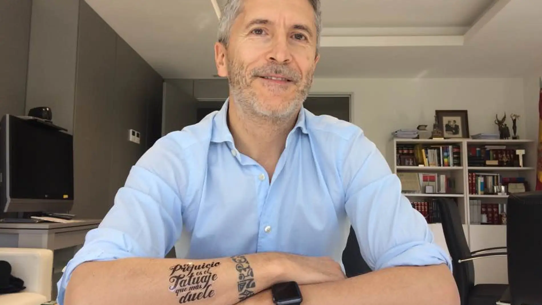 Grande-Marlaska luciendo un tatuaje falso junto al suyo real Grande-Marlaska luciendo un tatuaje falso junto al suyo real