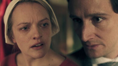 Defred se paraliza al recibir una increíble noticia sobre su marido