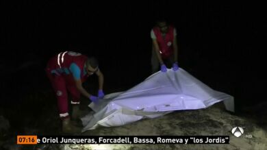 Las autoridades libias buscan a medio centenar de migrantes que naufragaron a 50 kilómetros de la costa de Trípoli