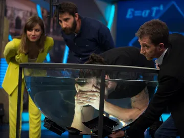 Conoce las curiosas gafas de bucear de Marron creadas con la cavidad de sus manos Conoce las curiosas gafas de bucear de Marron creadas con la cavidad de sus manos