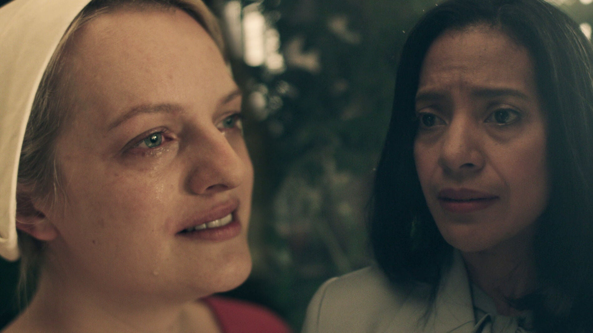 Defred explota y revela la verdad sobre la vida de las criadas a la embajadora de M&eacute;xico