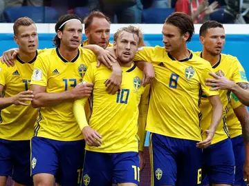 Forsberg celebra su gol con sus compañeros de Suecia Forsberg celebra su gol con sus compañeros de Suecia