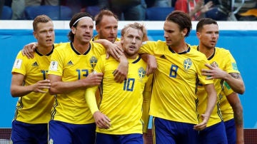 Forsberg celebra su gol con sus compa&ntilde;eros de Suecia