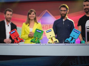 Michelle Jenner y Dani Rovira alucinan con los robots bailongos de 'El Hormiguero 3.0'