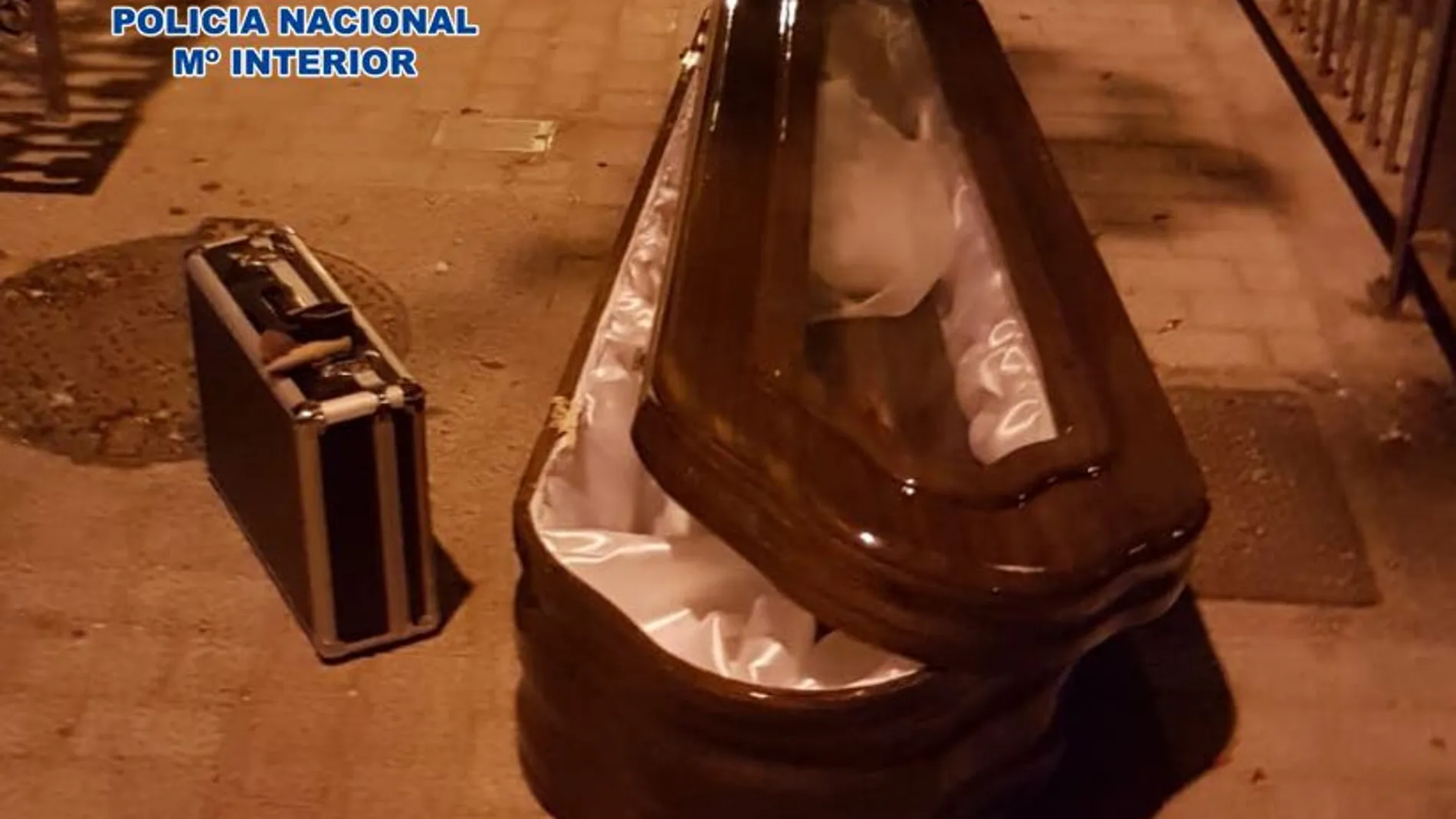 El ataúd y el maletín sustraídos El ataúd y el maletín sustraídos