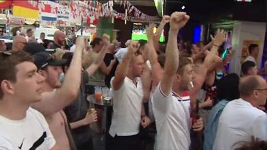 Los aficionados ingleses disfrutan del pase a cuartos desde Benidorm