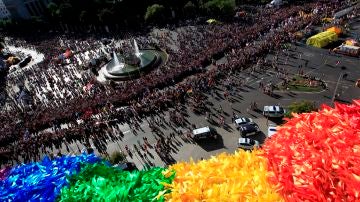 Vista desde el Palacio Cibeles de Madrid de la manifestación del Orgullo