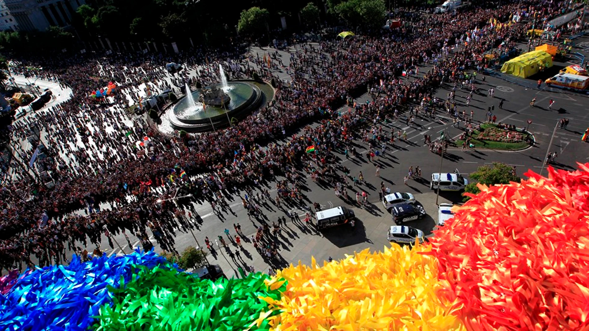 Vista desde el Palacio Cibeles de Madrid de la manifestación del Orgullo Vista desde el Palacio Cibeles de Madrid de la manifestación del Orgullo