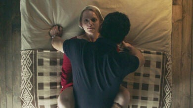 Nick es obligado a embarazar a Defred por orden de Serena Joy