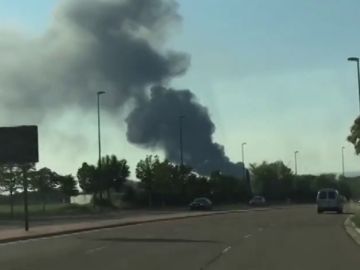 Aparatoso incendio de un desguace cercano al aeropuerto de Zaragoza 