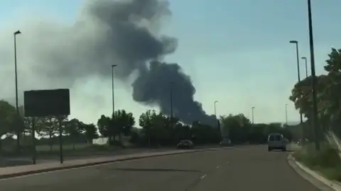 Aparatoso incendio de un desguace cercano al aeropuerto de Zaragoza Aparatoso incendio de un desguace cercano al aeropuerto de Zaragoza