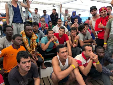 Inmigrantes en el barco de Proactiva Open Arms Inmigrantes en el barco de Proactiva Open Arms
