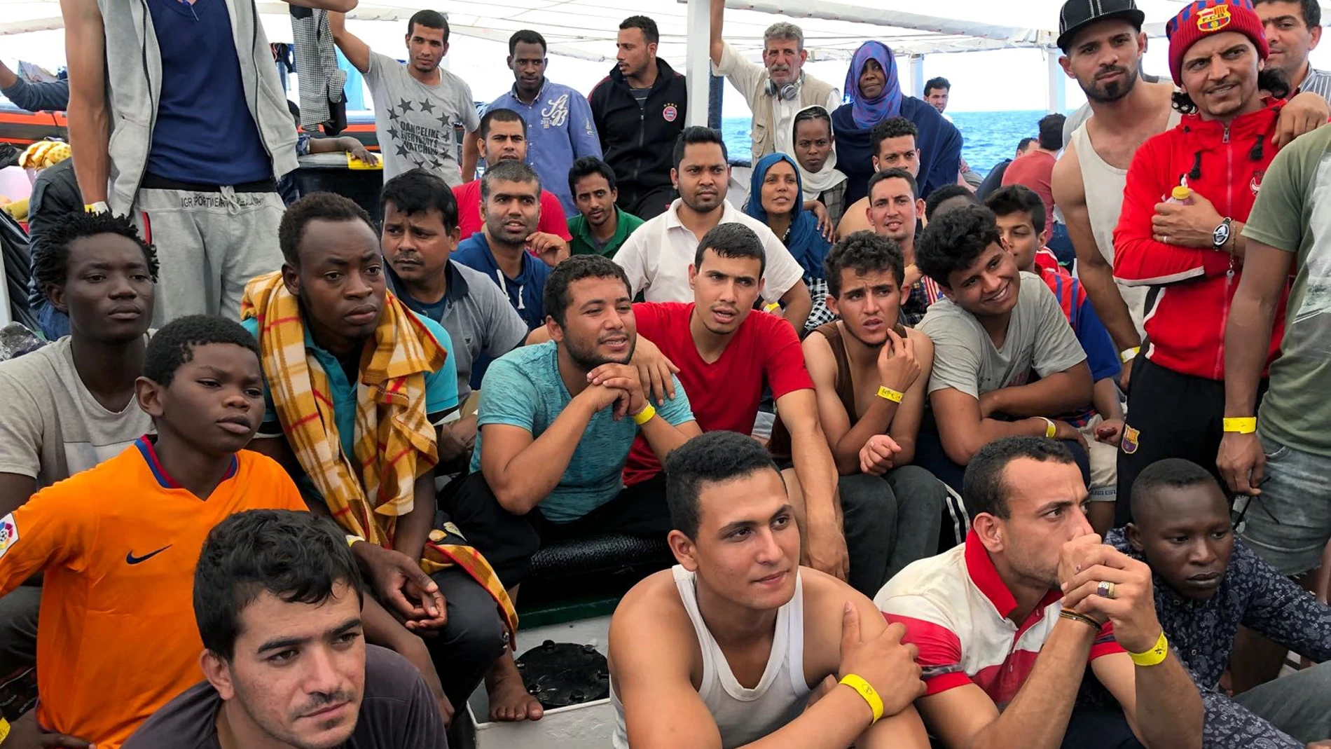 Inmigrantes en el barco de Proactiva Open Arms Inmigrantes en el barco de Proactiva Open Arms