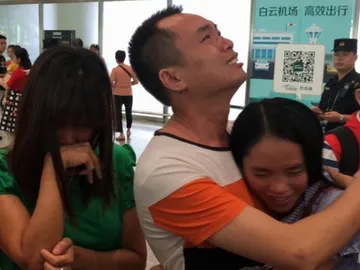 El reencuentro de la joven china con su familia biológica 13 años después de desaparecer El reencuentro de la joven china con su familia biológica 13 años después de desaparecer