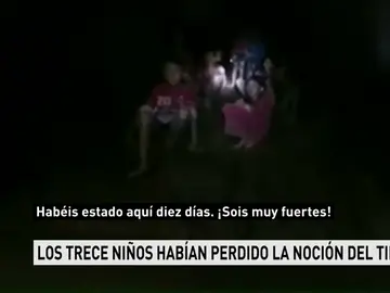 Un equipo de buceadores logra hablar con los niños atrapados en una cueva de Tailandia Un equipo de buceadores logra hablar con los niños atrapados en una cueva de Tailandia