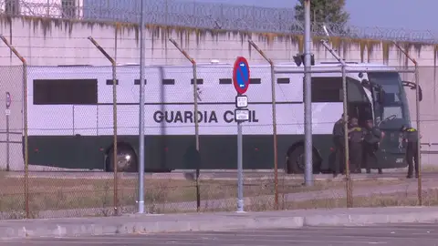 Sale de la cárcel de Valdemoro (Madrid) el convoy que traslada a Catalunya a presos independentistas Sale de la cárcel de Valdemoro (Madrid) el convoy que traslada a Catalunya a presos independentistas