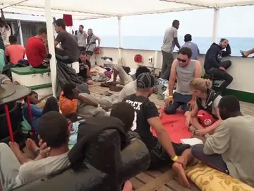El barco 'Open Arms' encauza, entre la tranquilidad y el cansancio, su último tramo antes de llegar este miércoles a Barcelona El barco 'Open Arms' encauza, entre la tranquilidad y el cansancio, su último tramo antes de llegar este miércoles a Barcelona