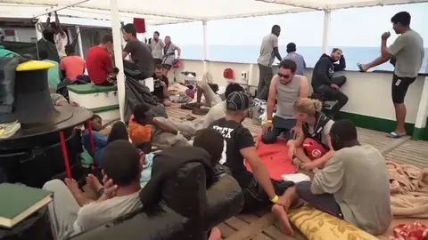 El barco 'Open Arms' encauza, entre la tranquilidad y el cansancio, su último tramo antes de llegar este miércoles a Barcelona El barco 'Open Arms' encauza, entre la tranquilidad y el cansancio, su último tramo antes de llegar este miércoles a Barcelona