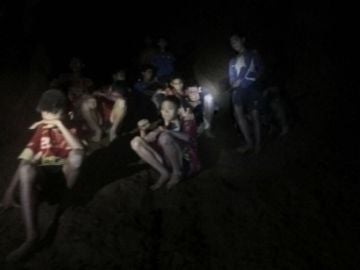 Noticias de la mañana (03-07-18) Los 12 niños atrapados en una cueva de Tailandia podrían pasar meses en su interior si no aprenden a bucear