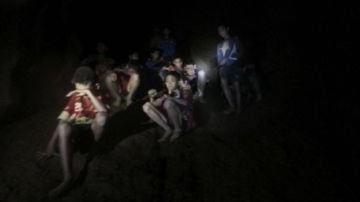 Noticias de la mañana (03-07-18) Los 12 niños atrapados en una cueva de Tailandia podrían pasar meses en su interior si no aprenden a bucear