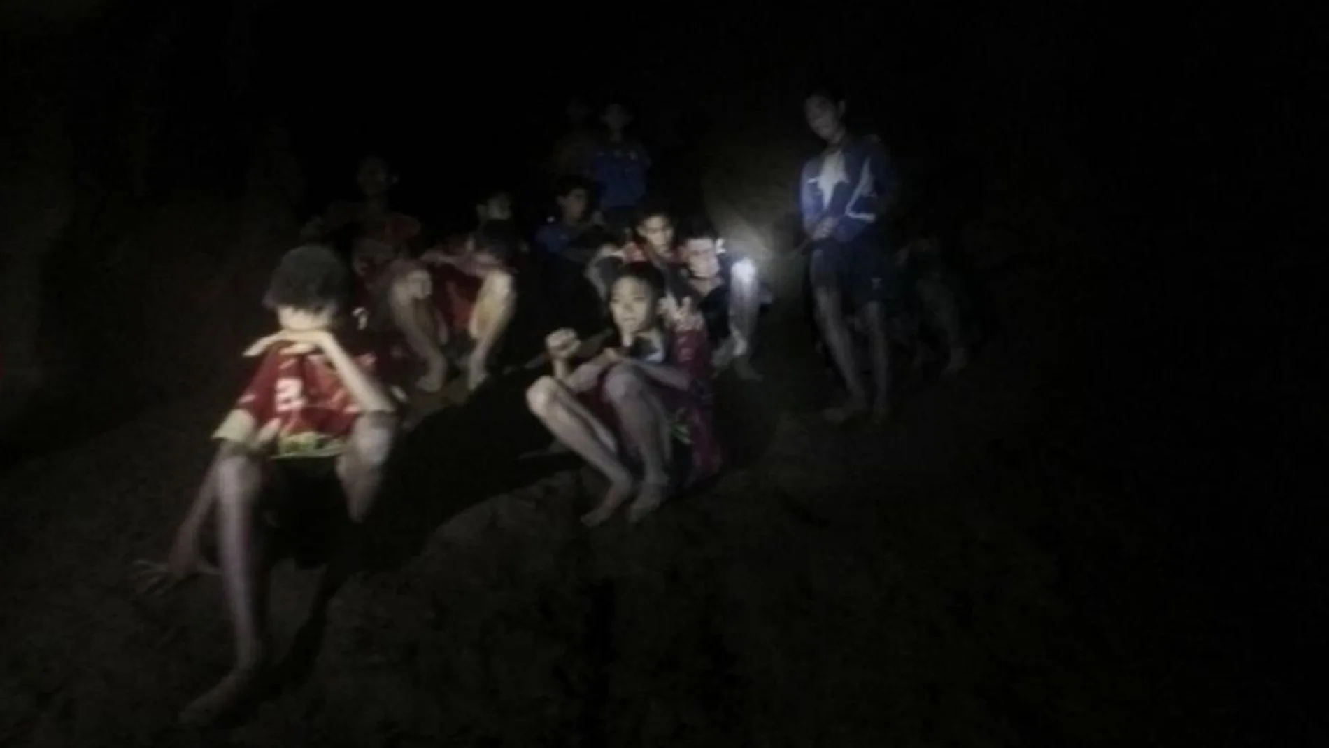 Noticias de la mañana (03-07-18) Los 12 niños atrapados en una cueva de Tailandia podrían pasar meses en su interior si no aprenden a bucear Noticias de la mañana (03-07-18) Los 12 niños atrapados en una cueva de Tailandia podrían pasar meses en su interior si no aprenden a bucear