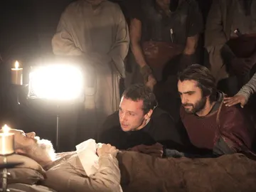 Lágrimas y tristeza tras las cámaras de ‘La Catedral del Mar’ en la muerte del Padre Albert Lágrimas y tristeza tras las cámaras de ‘La Catedral del Mar’ en la muerte del Padre Albert