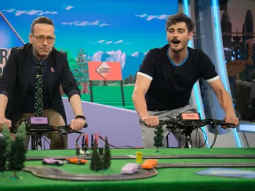 Marron juega al "scalextric a pedales" con Joaquín Reyes y Antonio Pagudo Marron juega al "scalextric a pedales" con Joaquín Reyes y Antonio Pagudo