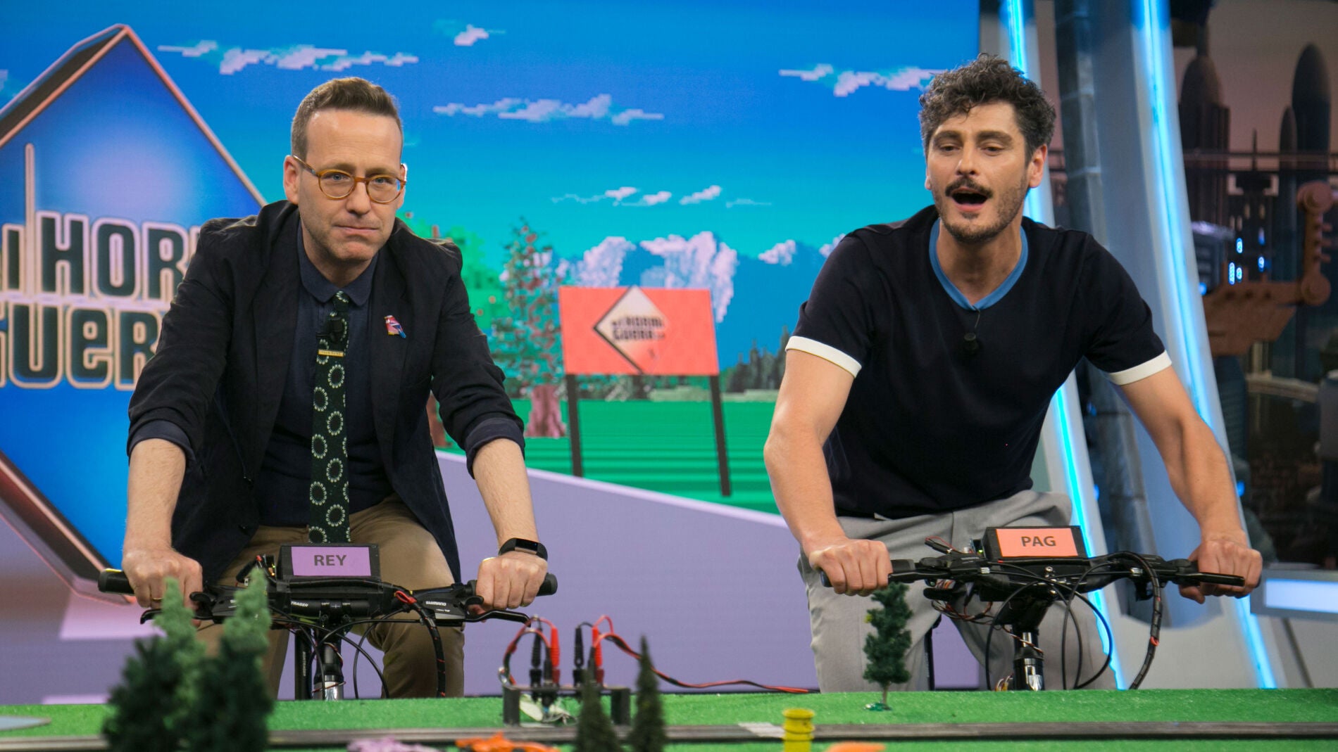 Marron juega al "scalextric a pedales" con Joaqu&iacute;n Reyes y Antonio Pagudo 
