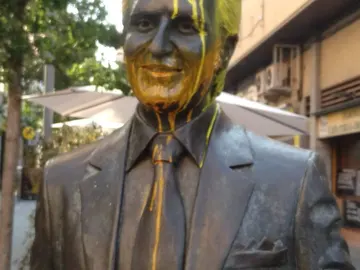 La estatua de Manolo Escobar pintada de amarillo La estatua de Manolo Escobar pintada de amarillo
