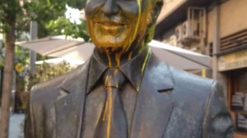 La estatua de Manolo Escobar pintada de amarillo
