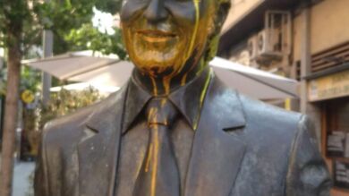 La estatua de Manolo Escobar de Badalona amanece pintada de amarillo