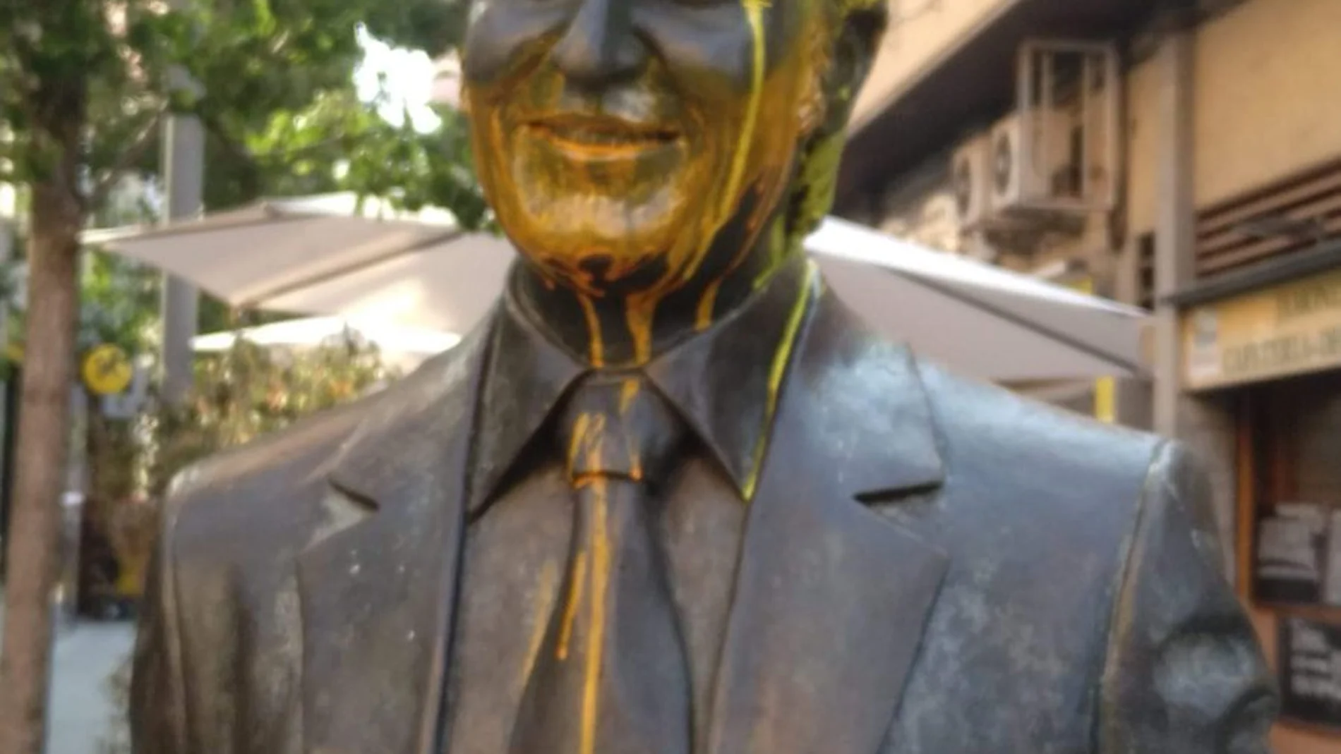 La estatua de Manolo Escobar pintada de amarillo La estatua de Manolo Escobar pintada de amarillo