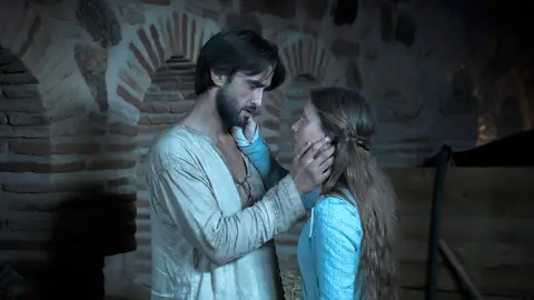 Mar declara su amor a Arnau bajo la furia de Elionor Mar declara su amor a Arnau bajo la furia de Elionor