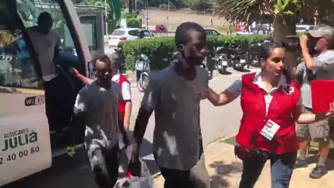 Rescatados por el Open Arms llegan a la residencia deportiva donde vivirán Rescatados por el Open Arms llegan a la residencia deportiva donde vivirán