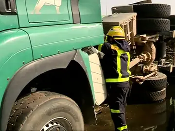 Un camión vuelca en Gran Canaria provocando largas retenciones Un camión vuelca en Gran Canaria provocando largas retenciones