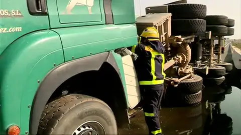 Un camión vuelca en Gran Canaria provocando largas retenciones Un camión vuelca en Gran Canaria provocando largas retenciones