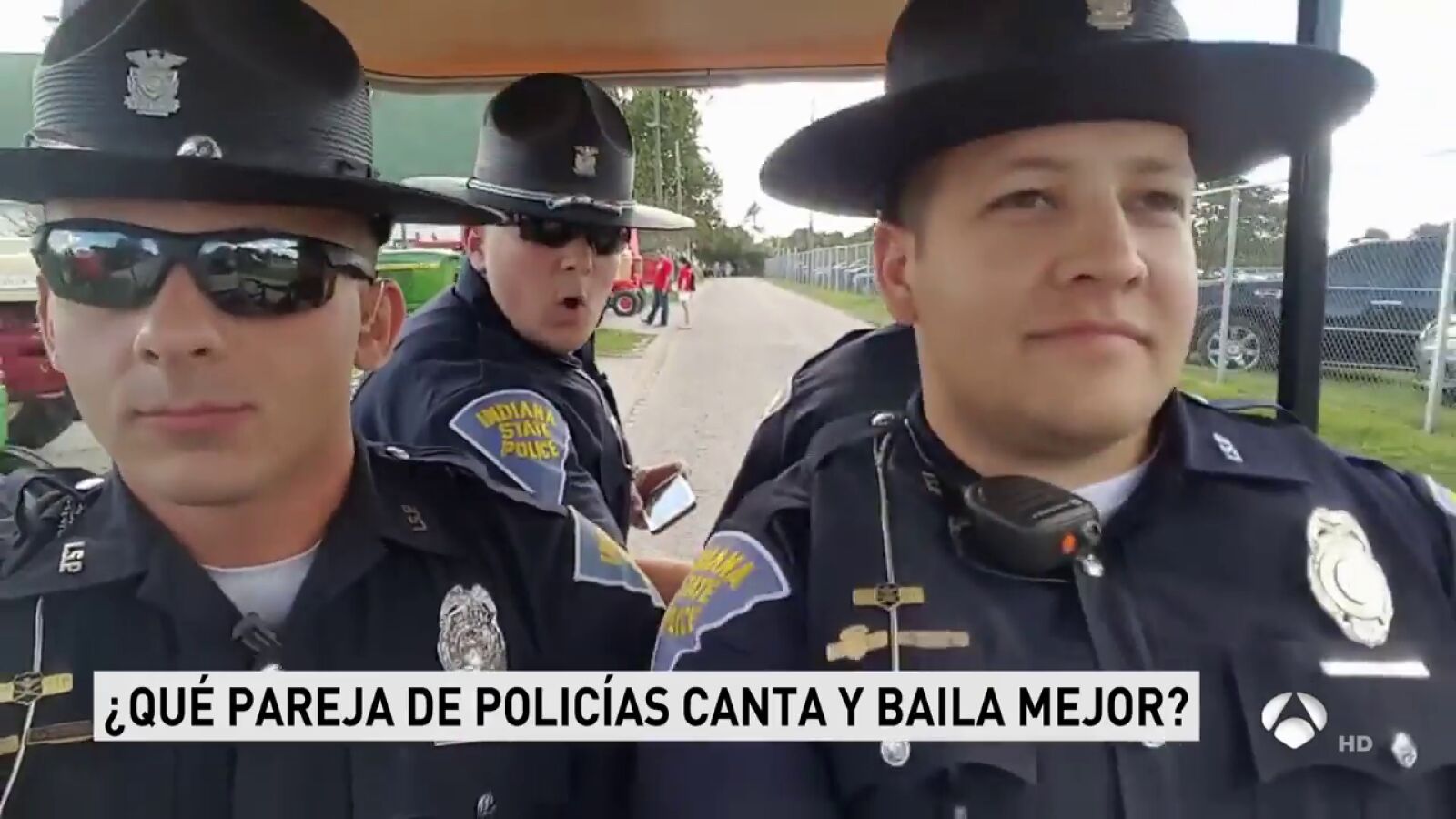 Agentes de policía estadounidenses se unen a la moda de los karaokes en los coches con divertidos vídeos