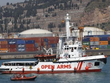 El barco Open Arms llega al puerto de Barcelona