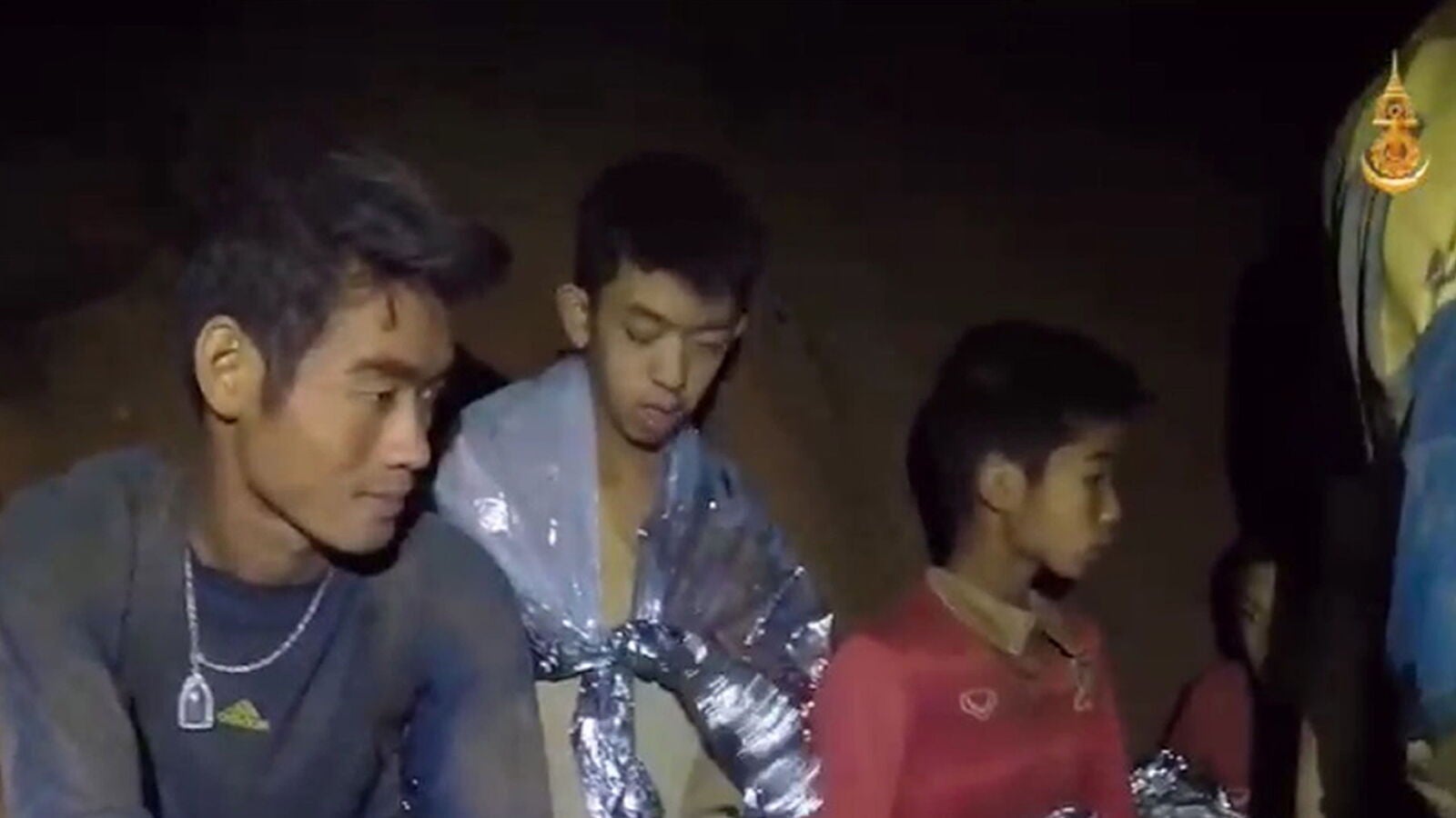 Un grupo de diez soldados acompaña a los niños atrapados en la cueva de Tailandia