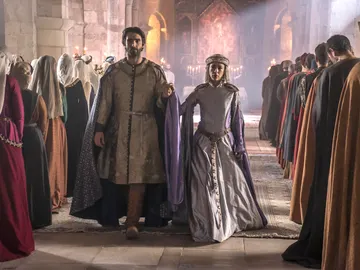 Arnau y Elionor se dan el ‘sí, quiero’ ante la triste mirada de las mujeres de su vida Arnau y Elionor se dan el ‘sí, quiero’ ante la triste mirada de las mujeres de su vida