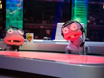 Trancas y Barrancas inauguran sección con Joaquín Reyes y Antonio Pagudo que se convierten en "campeones del mundo" del 'Concurso internacional de cantar gol' Trancas y Barrancas inauguran sección con Joaquín Reyes y Antonio Pagudo que se convierten en "campeones del mundo" del 'Concurso internacional de cantar gol'