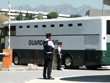Junqueras, Romeva y 'los Jordis' llegan a la cárcel de Brians 2 desde donde serán trasladados a Lledoners Junqueras, Romeva y 'los Jordis' llegan a la cárcel de Brians 2 desde donde serán trasladados a Lledoners