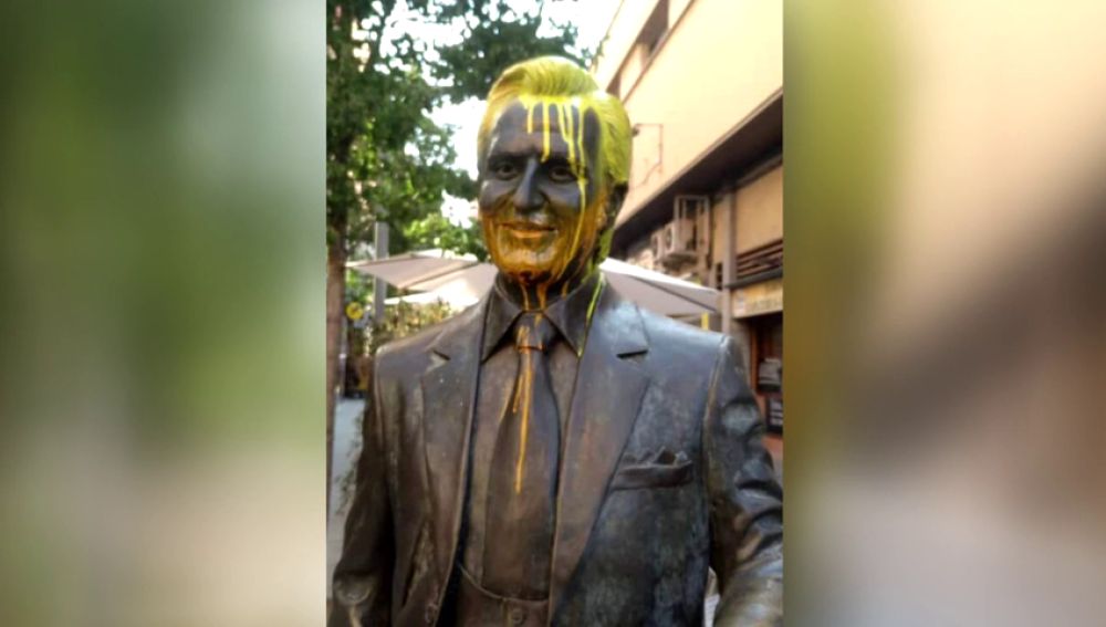 La estatua de Manolo Escobar de Badalona amanece pintada de amarillo