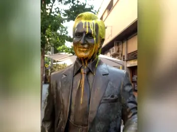 La estatua de Manolo Escobar de Badalona amanece pintada de amarillo La estatua de Manolo Escobar de Badalona amanece pintada de amarillo