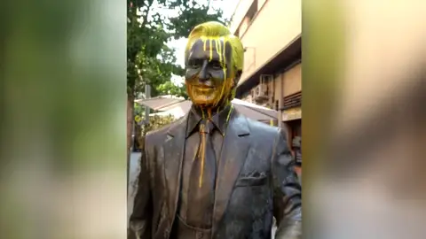 La estatua de Manolo Escobar de Badalona amanece pintada de amarillo La estatua de Manolo Escobar de Badalona amanece pintada de amarillo