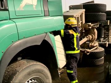 Un camión vuelca en Gran Canaria provocando largas retenciones