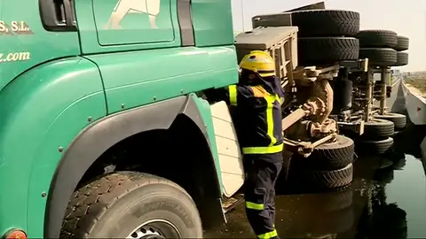 Un camión vuelca en Gran Canaria provocando largas retenciones Un camión vuelca en Gran Canaria provocando largas retenciones