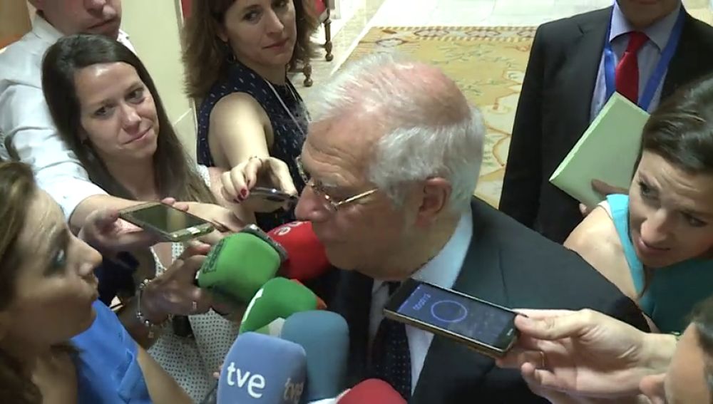 Borrell, ante la posibilidad de que Sánchez y Torra hablen del referéndum: "¿Por qué no se va a poder hablar de todo?"