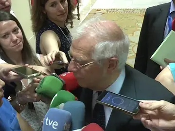 Borrell, ante la posibilidad de que Sánchez y Torra hablen del referéndum: "¿Por qué no se va a poder hablar de todo?" Borrell, ante la posibilidad de que Sánchez y Torra hablen del referéndum: "¿Por qué no se va a poder hablar de todo?"